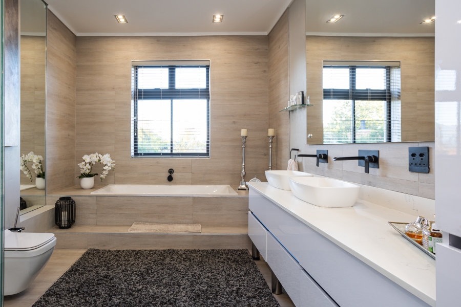 6 Bedroom Property for Sale in Winelands Western Cape